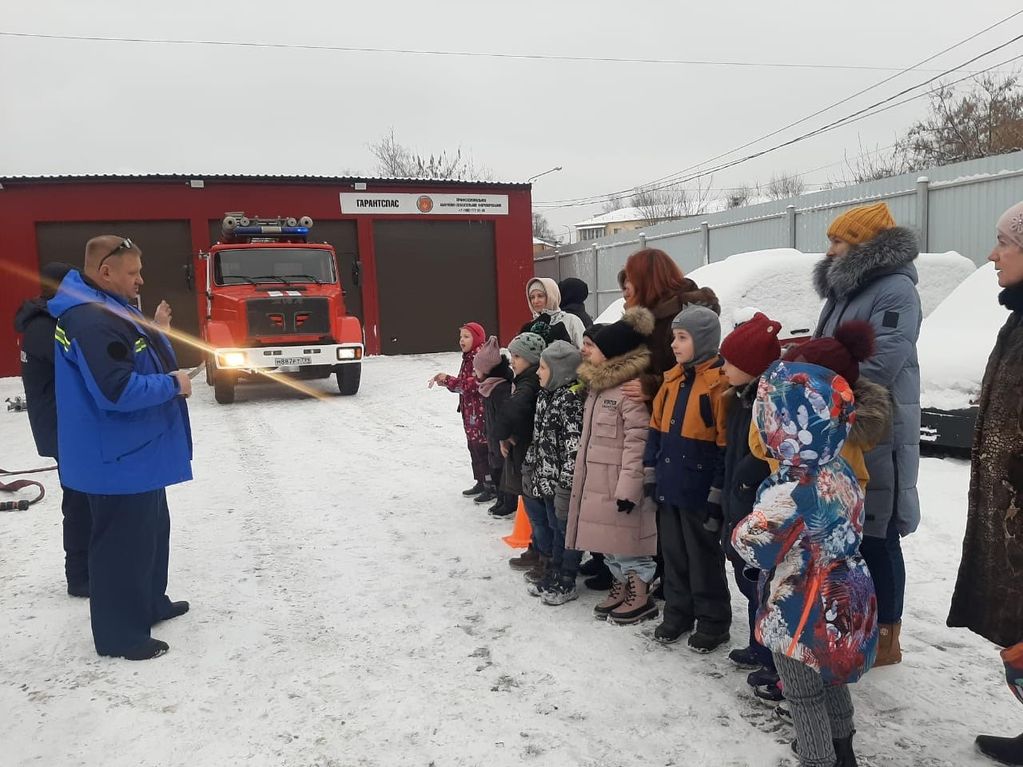 Экскурсия в пожарную часть, на станцию скорой помощи и центр МЧС для ...